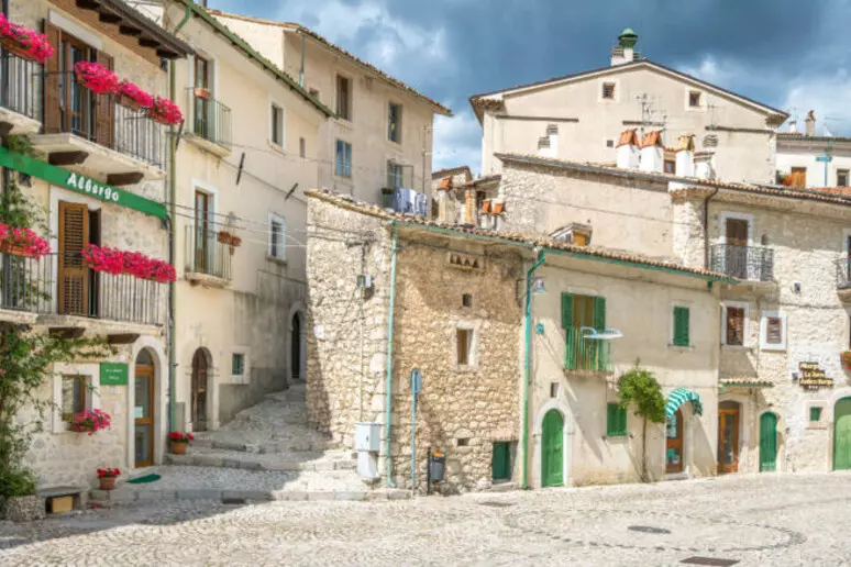 TENTANO DI BRUCIARE L’AUTO DEL PARROCO DI CIVITELLA ALFEDENA: SUL POSTO I CARABINIERI
