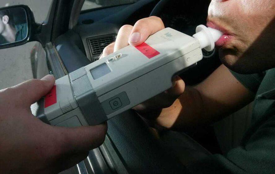 TERAMO: CONSEGUE PATENTE E FESTEGGIA CON BEVUTA TRA AMICI, TROVATO POSITIVO AD ALCOL TEST