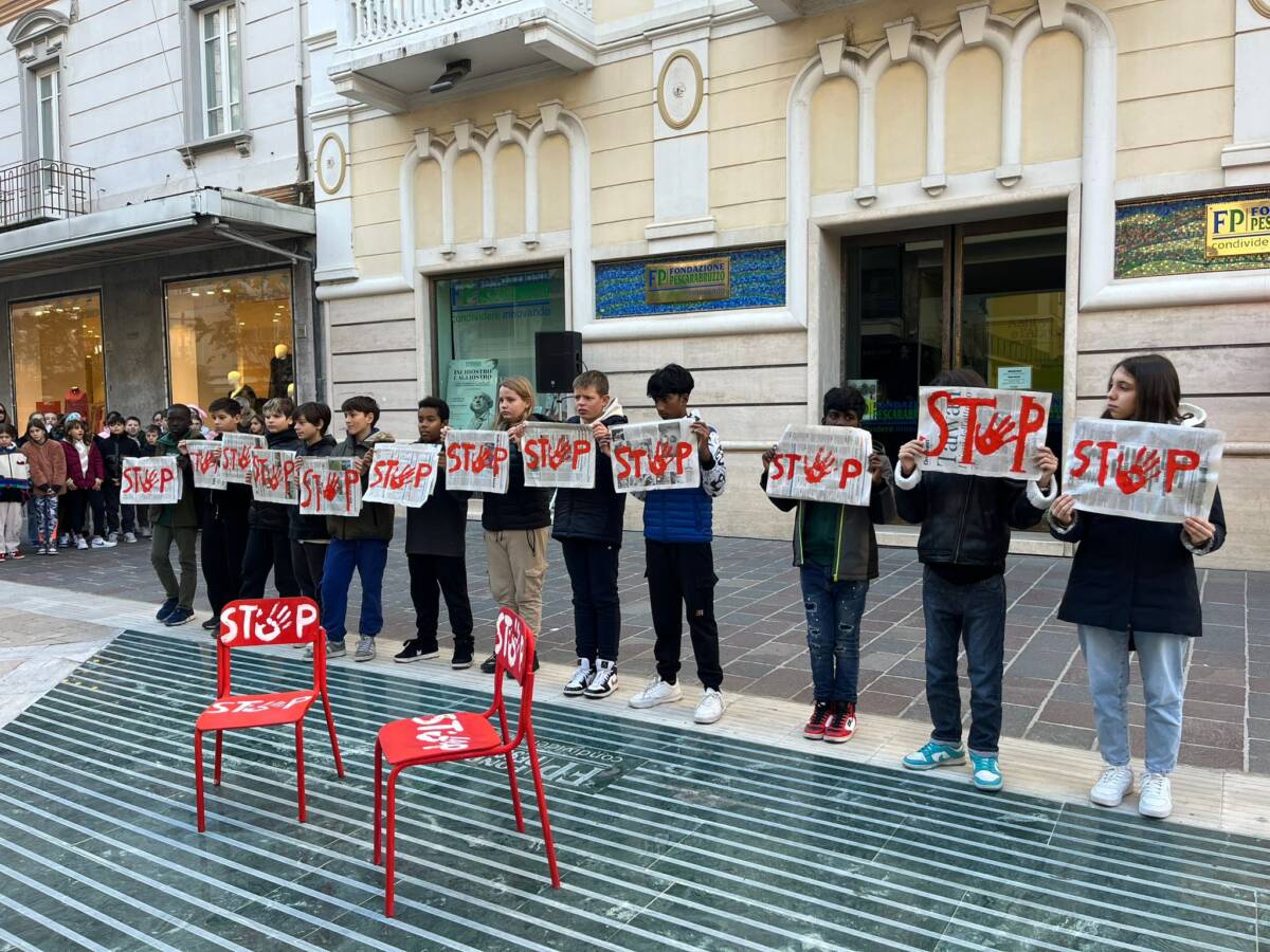 NO A VIOLENZA SULLE DONNE, FLASH MOB A PESCARA. SOSPIRI, “CAMMINO ANCORA LUNGO DA COMPIERE”