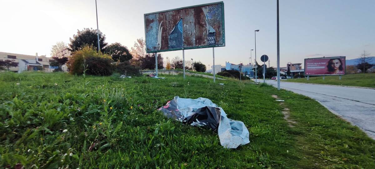 L’AQUILA: MAXI CARTELLONE PUBBLICITARIO VOLA SU AUTO IN MARCIA, SFIORATO L’INCIDENTE
