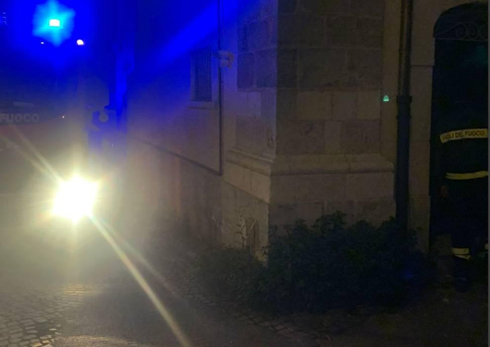 L’AQUILA: BIVACCO IN APPARTAMENTO IN VIA BARETE, ARRESTATO EXTRACOMUNITARIO BARRICATO DENTRO