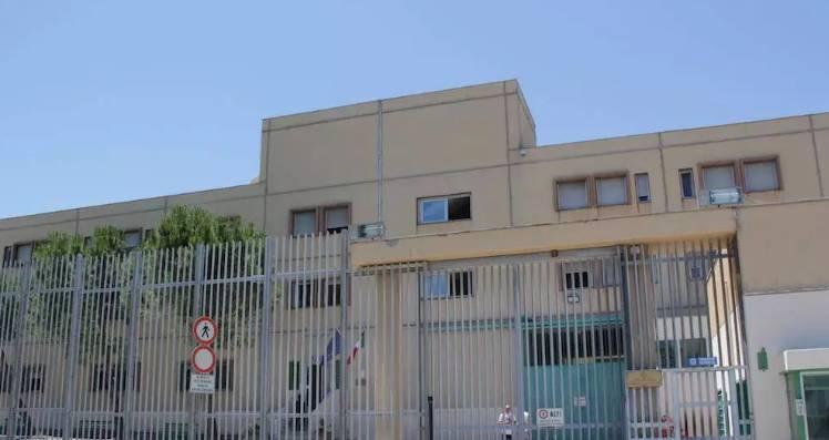 VASTO: AGENTI PENITENZIARI SCOVANO DROGA E DUE CELLULARI NELLA CASA LAVORO