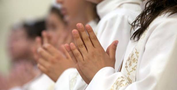 L’AQUILA: “UN SOLO ANNO PER LA COMUNIONE A SAN VITTORINO”, PROTESTA FAMIGLIE E MALUMORE CURIA
