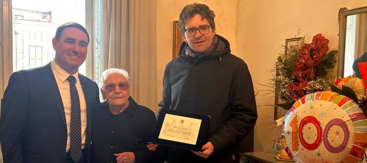 VASTO: ELISABETTA VERNITTI COMPIE CENTO ANNI, “CI VEDIAMO NEL 2025”. COMUNE LE DONA UNA TARGA