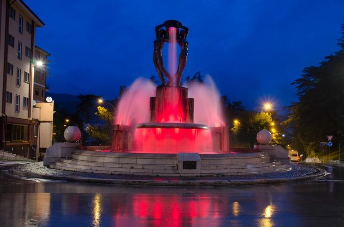 L’AQUILA: FONTANA LUMINOSA IN ROSSO IN MEMORIA DELLE VITTIME DELLA STRADA