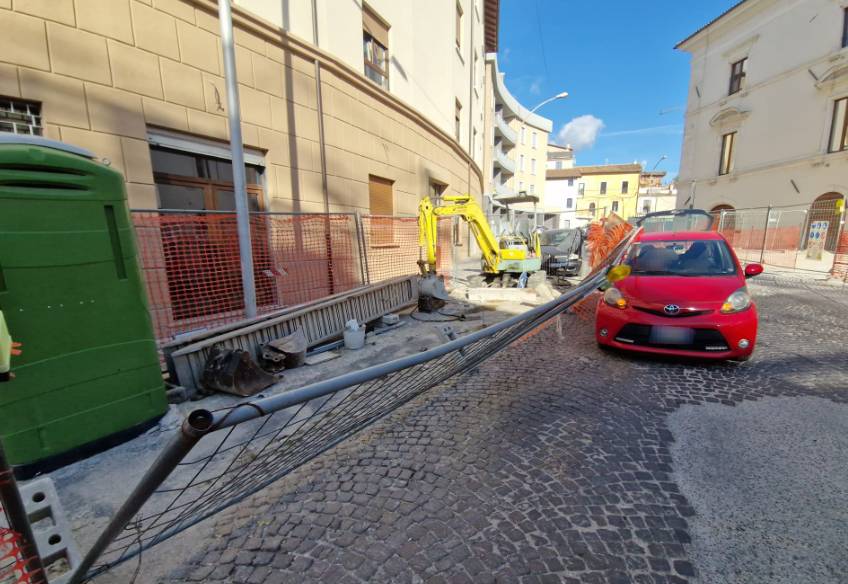 L’AQUILA: TRANSENNA CANTIERE SI ABBATTE SU AUTO IN TRANSITO A FONTESECCO, SCATTA DENUNCIA