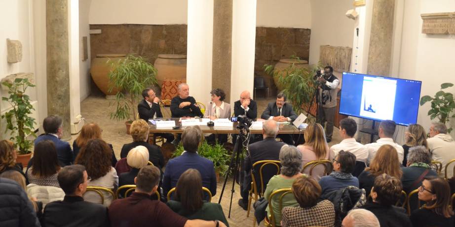 “LUNGO I SENTIERI DELL’ETERE: STORIA DI UN UOMO E DELLA SUA RADIO”: PRESENTATO LIBRO DI VANNUCCINI