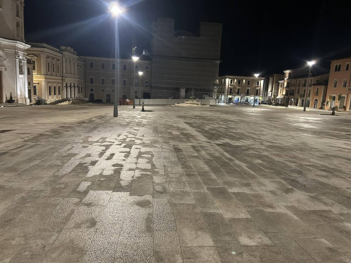 L’AQUILA: ISOLA PEDONALE E PIAZZA DUOMO DESERTA, “RALPH” AURELI, “COSI’ IMPOSSIBILE LAVORARE”