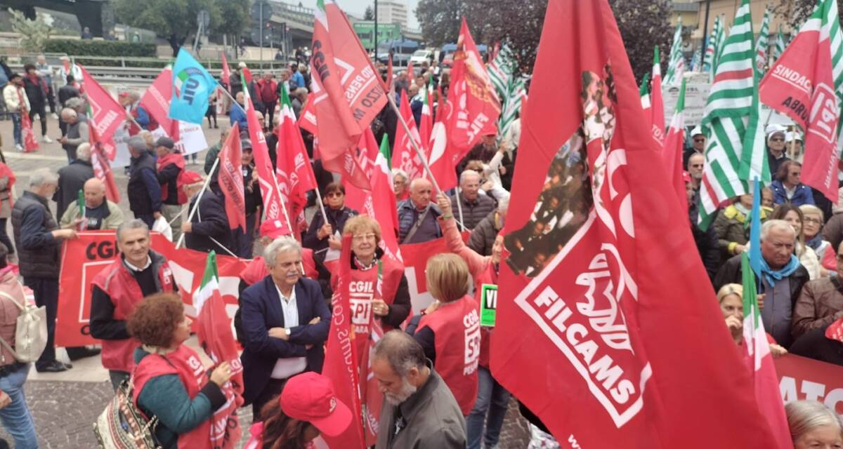 DIRITTO ALLA SALUTE, DUEMILA PERSONE PROTESTANO IN PIAZZA A PESCARA INSIEME A CGIL, CISL E UIL