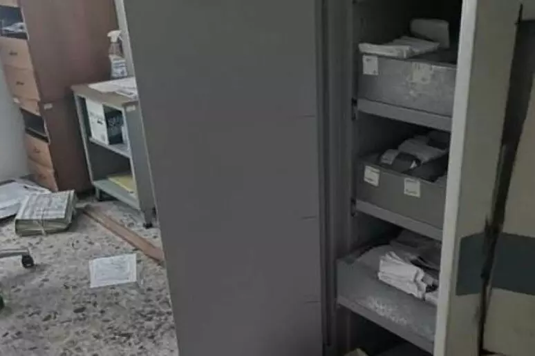 LADRI IN AZIONE AL COMUNE DI PRATOLA: SVUOTATE CASSEFORTI E LOCALI DEVASTATI. CHIUSI GLI UFFICI