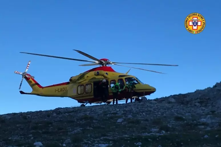 DISPERSI GRAN SASSO: NUOVO SORVOLO ELICOTTERO, <BR>IN AZIONE 30 SOCCORRITORI PER RICERCHE DA TERRA