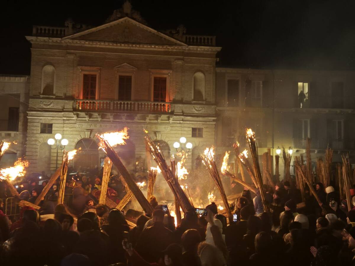 ATRI: IN MIGLIAIA ALLA NOTTE DEI FAUGNI, SI RINNOVA RITO DEL FUOCO E DELLE TENEBRE