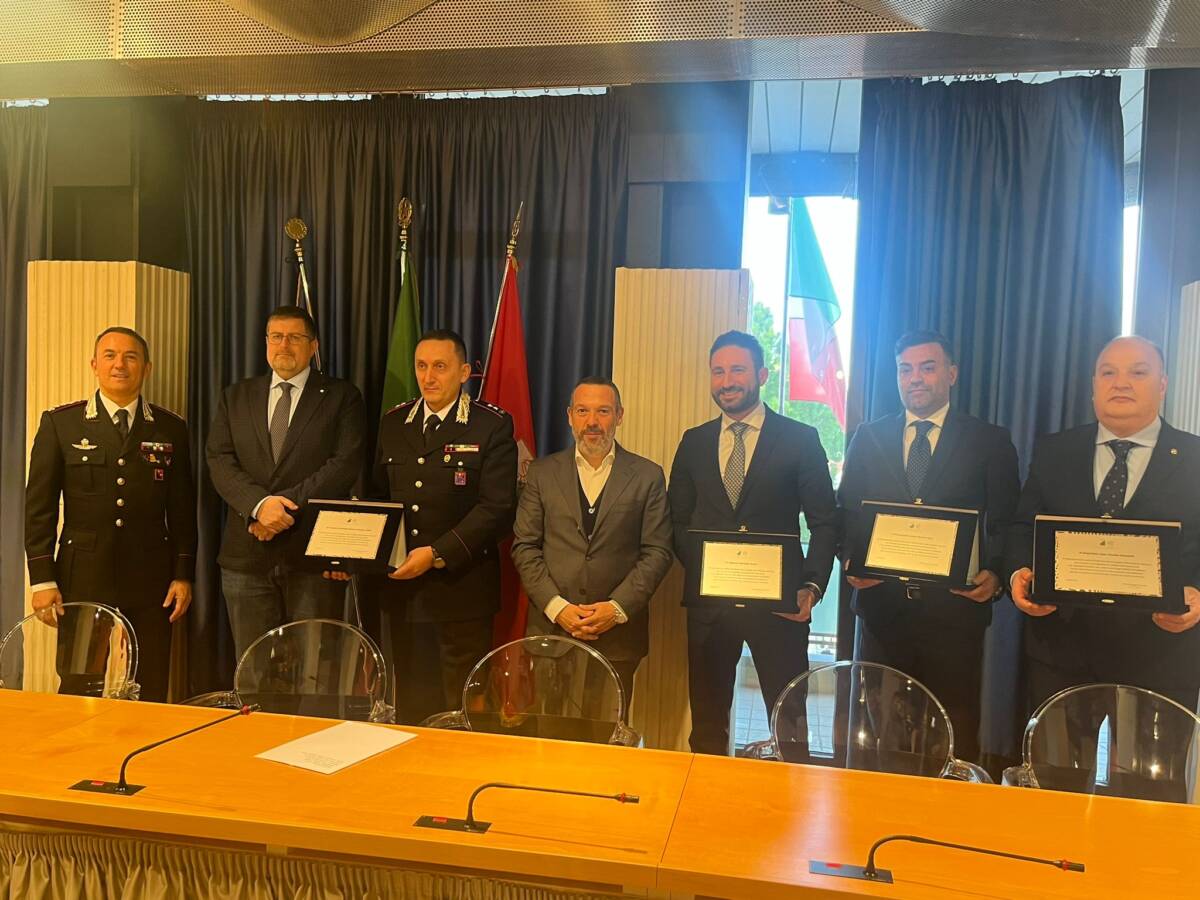 CONSIGLIO REGIONALE: SOSPIRI CONSEGNA TARGHE A CARABINIERI PER ARRESTO LATITANTE IN GERMANIA