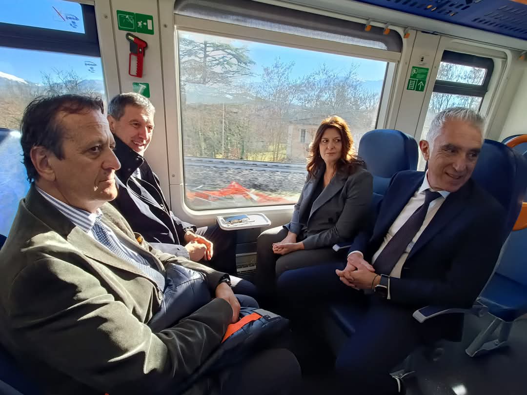 FERROVIA L’AQUILA-PESCARA: INAUGURATA BRETELLA SULMONA, MA E’ FEROCE POLEMICA PER TAGLIO FERMATE