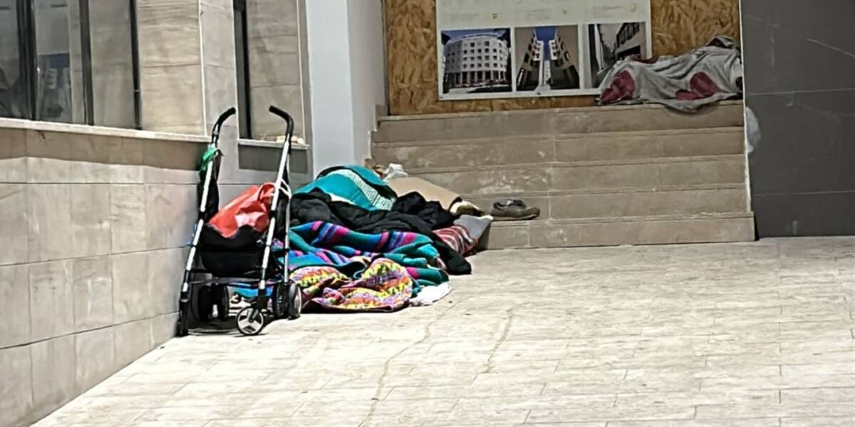 L’AQUILA: SENZATETTO DORME AL GELO CON I SUOI CANI SOTTO I PORTICI DELL’EX PALAZZO DEL BENZINAIO