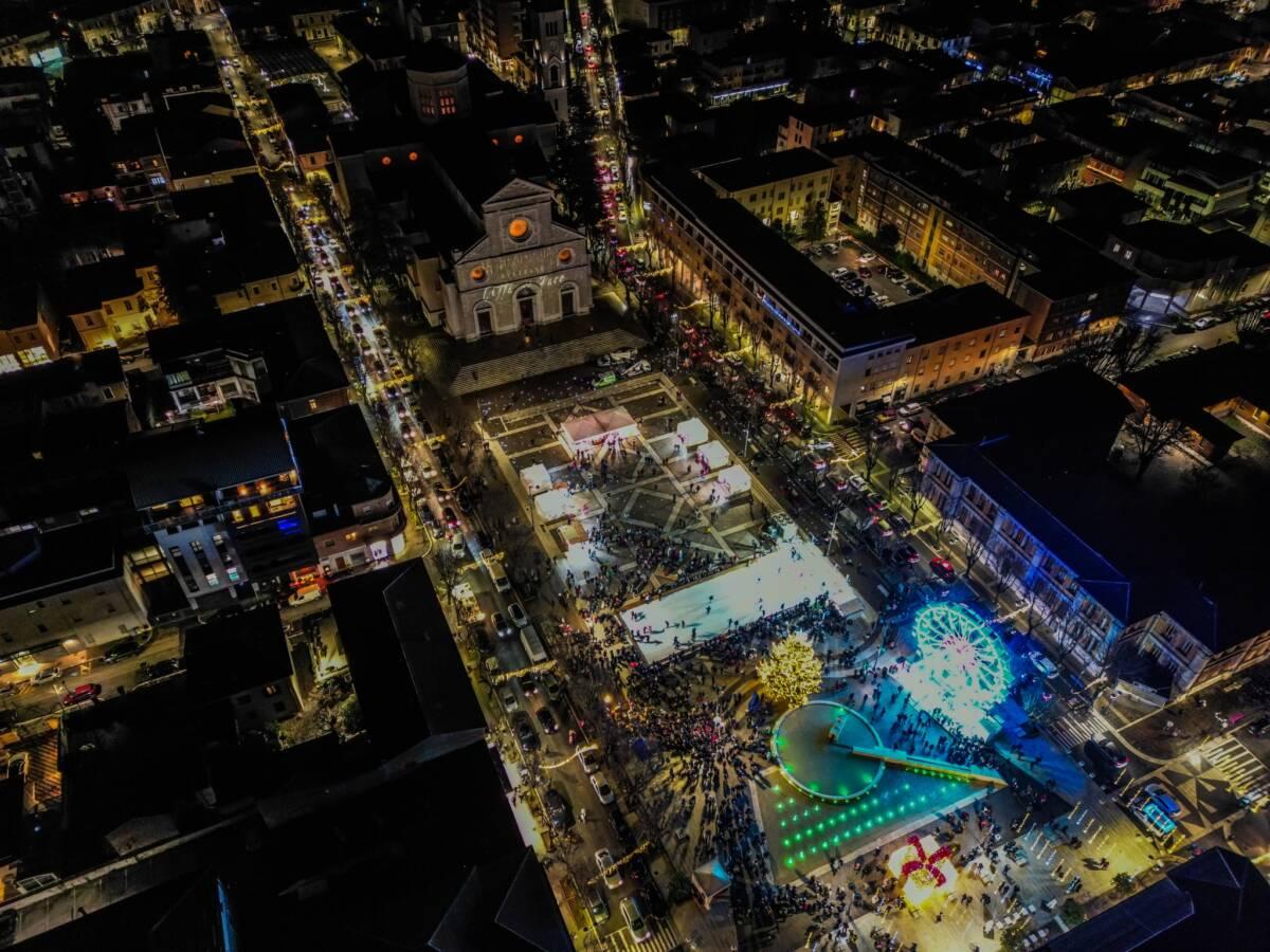 NATALE AD AVEZZANO: ACCENSIONE DELL’ALBERO IN PIAZZA RISORGIMENTO CON GIANNI RIVERA