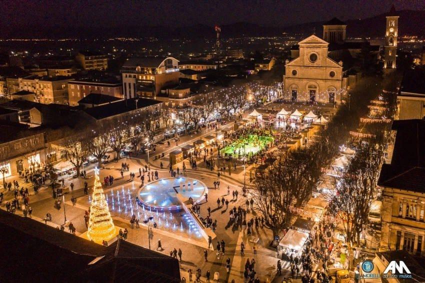 AVEZZANO: DOMENICA ACCENSIONE ALBERO DI NATALE CON GIANNI RIVERA