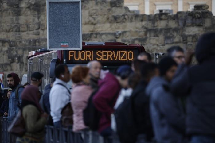 SCIOPERO TRASPORTI: VENERDI’ NERO PER PENDOLARI, SI FERMANO TRENI, AUTOBUS E TAXI