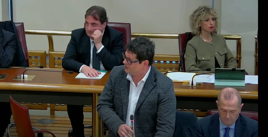 CONSIGLIO: MARIANI A TESTA BASSA CONTRO SOSPIRI, “LEI GOVERNA L’AULA A COLPI DI MACHETE!”