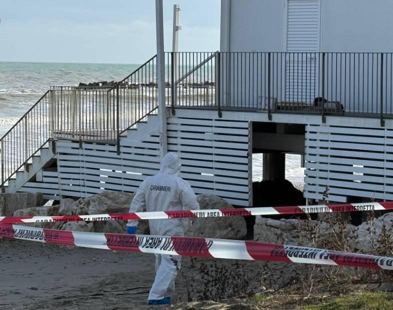 MARTINSICURO: TROVATO CADAVERE SUL LUNGOMARE, INDAGINI IN CORSO