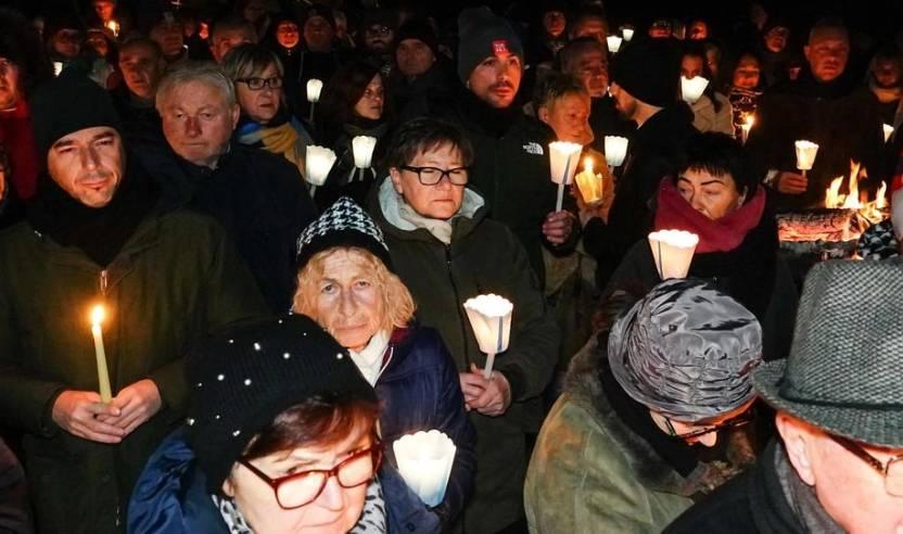 ALPINISTI MORTI SUL GRAN SASSO, FIACCOLATA E LACRIME. PADRE DI PERAZZINI, “ERA UNA PERSONA BUONA”