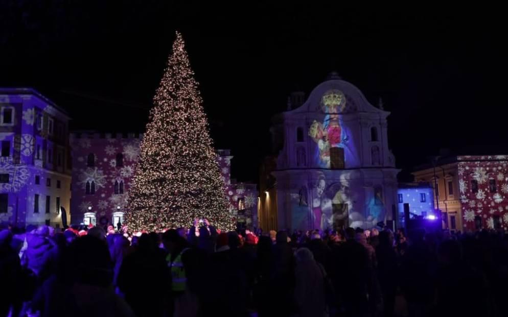 L’AQUILA: SI ACCENDE L’ALBERO DI NATALE IN PIAZZA DUOMO