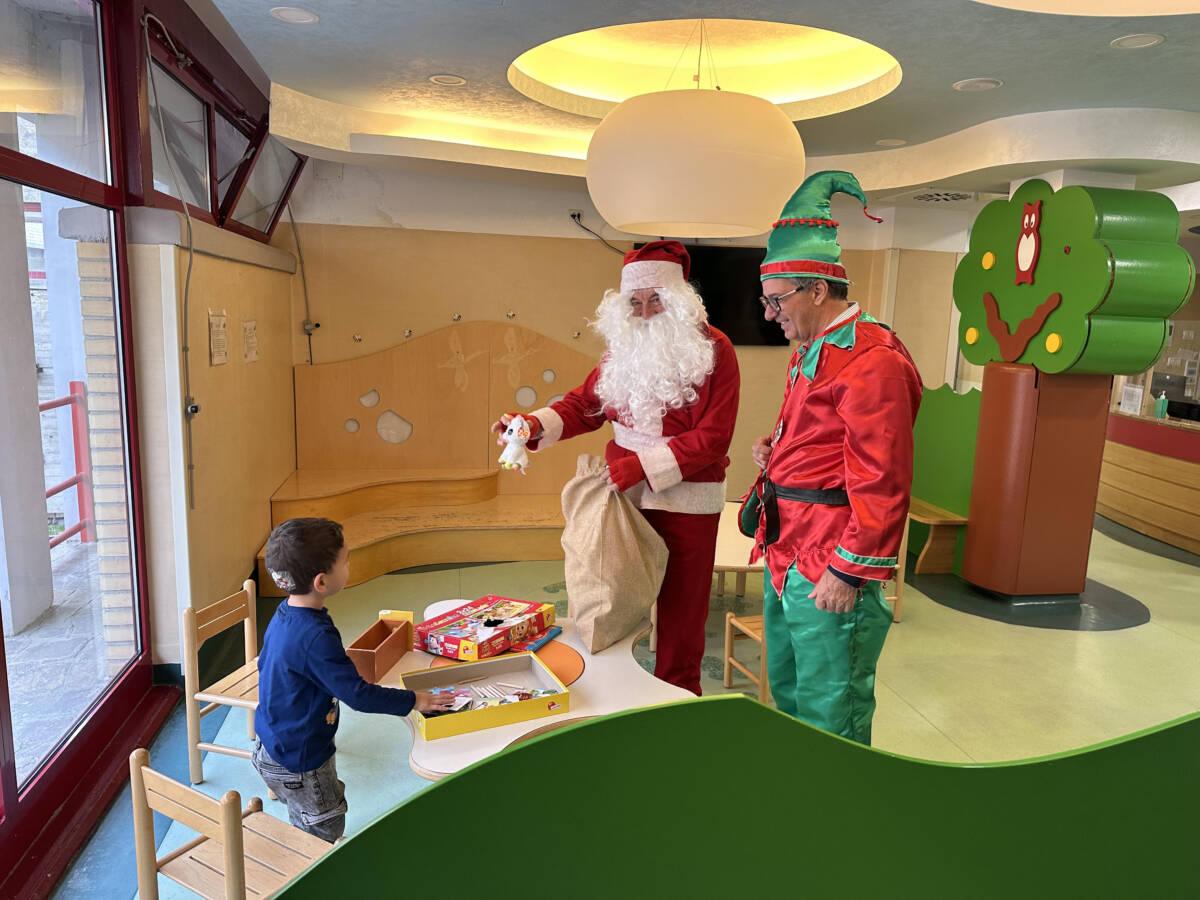 OSPEDALE L’AQUILA: IL BABBO NATALE DI “BALLA CHE TE PASSA” ARRIVA NEL REPARTO DI PEDIATRIA