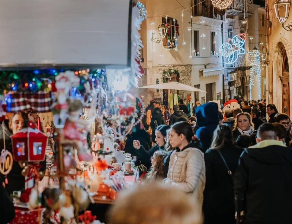 NATALE 2024 IN ABRUZZO: TRA MERCATINI E VILLAGGI. TUTTI GLI EVENTI IN PROGRAMMA PER LE FESTE