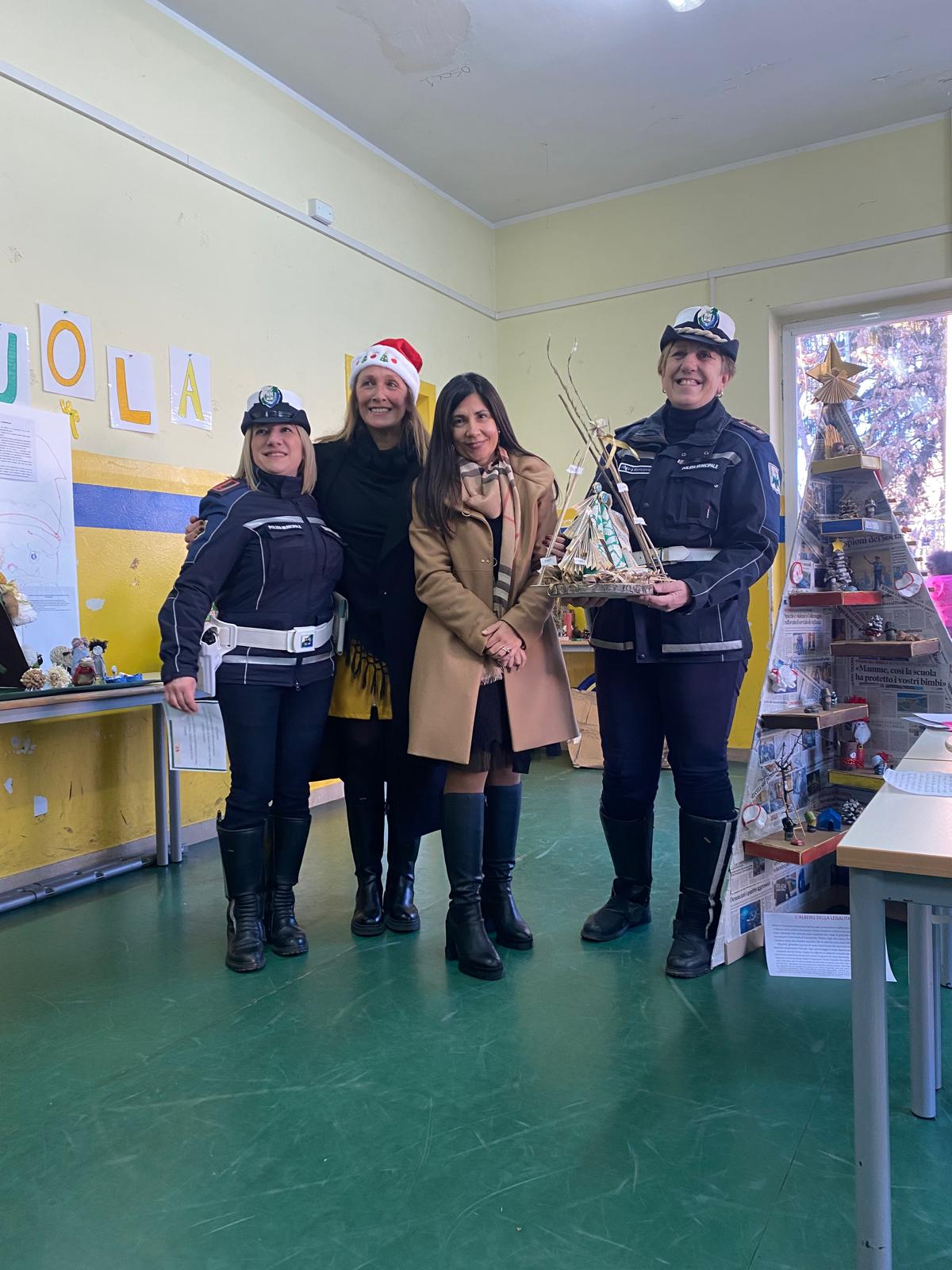 L’AQUILA: SCUOLA PRIMARIA TORRIONE FESTEGGIA NATALE CON FAMIGLIE E FORZE DELL’ORDINE