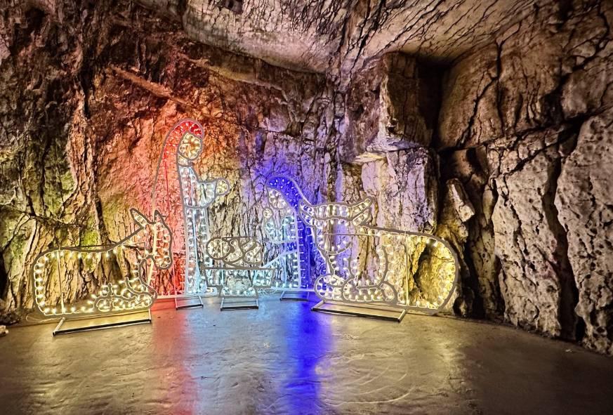 STIFFE: INAUGURATI I MERCATINI DI NATALE E IL PRESEPE NELLE GROTTE