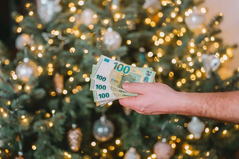 A NATALE I RINCARI SOTTO L’ALBERO: PESCE E’ UN LUSSO, COSTO BIGLIETTO DEI TRENI TRIPLICATO
