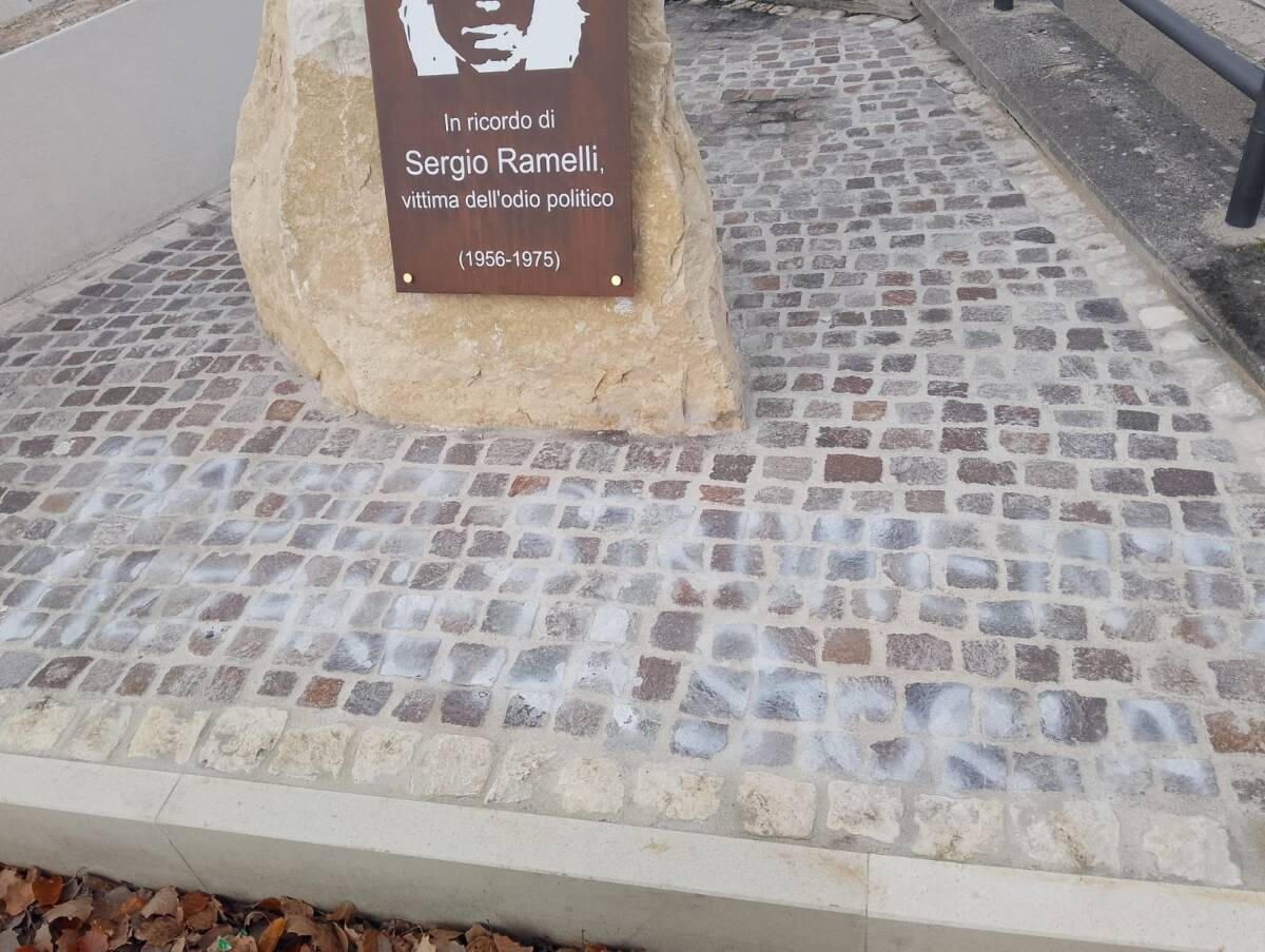 L’AQUILA: IMBRATTATA PAVIMENTAZIONE DEL MONUMENTO DEDICATO A SERGIO RAMELLI