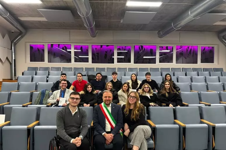 CERIMONIA IN MUNICIPIO E DONO DELLA COSTITUZIONE PER I 44 DICIOTTENNI DI MIGLIANICO