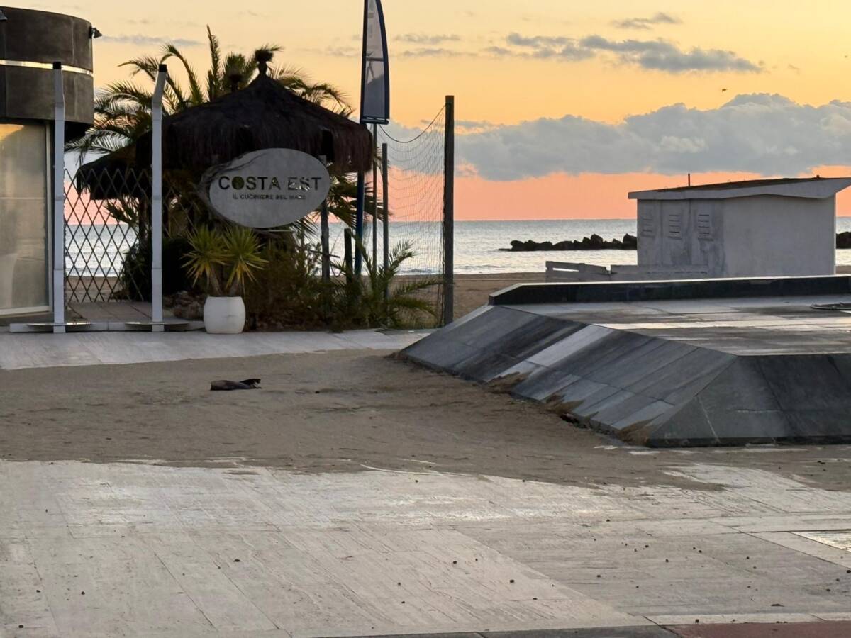 ROSETO DEGLI ABRUZZI: LA DENUNCIA DI FDI, “LUNGOMARE INVASO DALLA SABBIA NEL PERIODO DELLE FESTE”