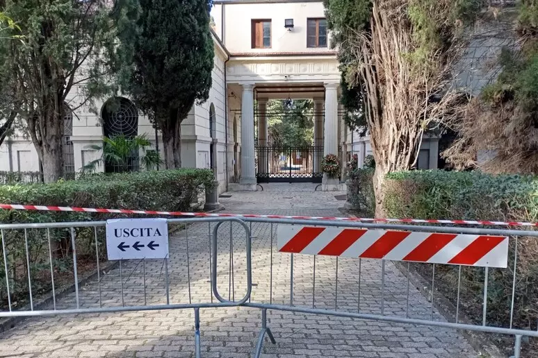 CADE UN PEZZO DI CARTONGESSO  AL CIMITERO DI SULMONA: CHIUSO L’OBITORIO E DISPOSTE VERIFICHE