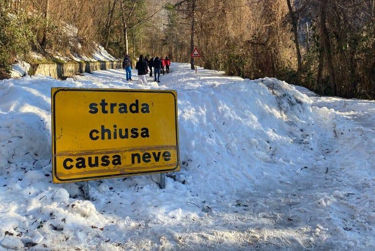 L’AQUILA, L’ALLARME: “STRADA DA FONTE CERRETO A MONTECRISTO ANCORA CHIUSA, CENTINAIA DI DISDETTE”