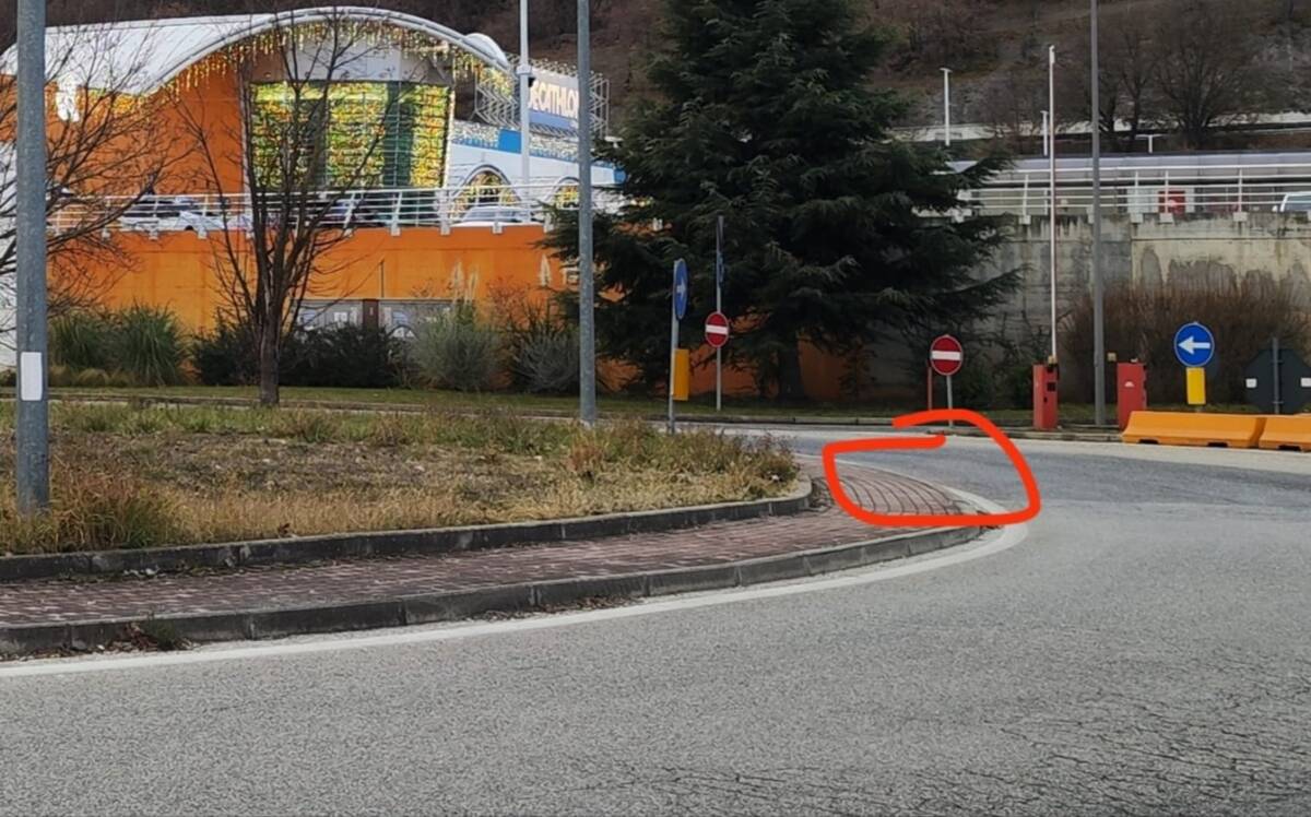 L’AQUILA: AUTO INVESTE AGNELLO IN FUGA DA UN GREGGE, TRAFFICO IN TILT VICINO ALL’AQUILONE
