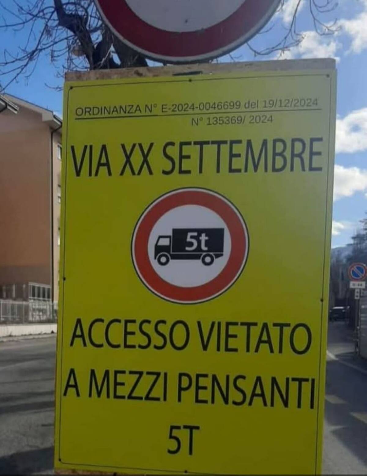L’AQUILA: I MEZZI PESANTI DIVENTANO “PENSANTI” NEL CARTELLO SU VIA XX SETTEMBRE