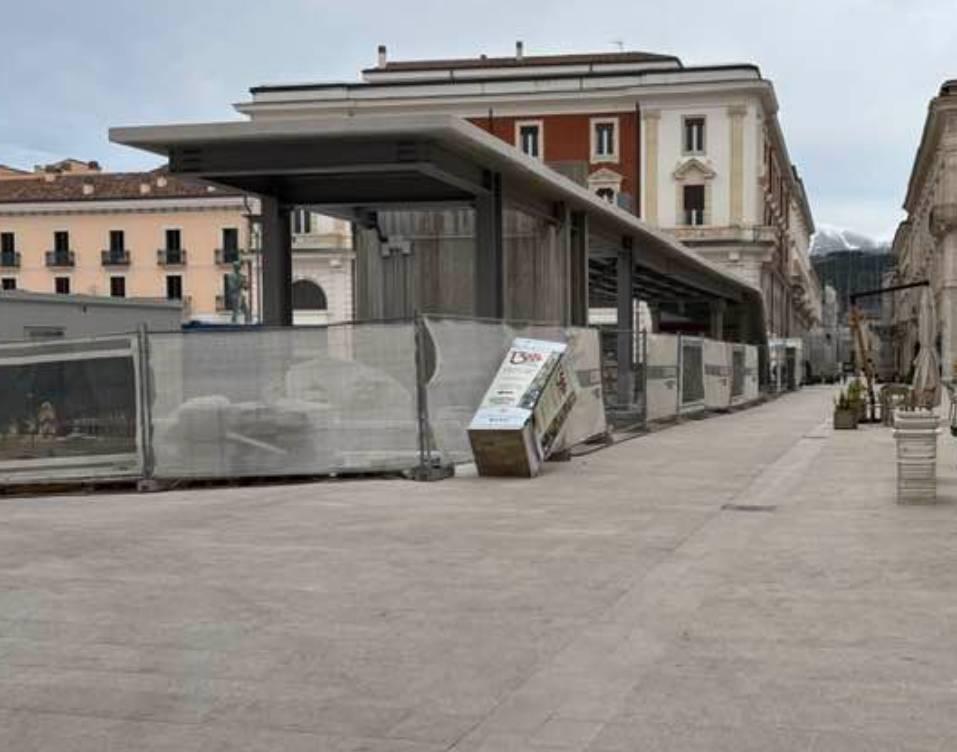 L’AQUILA: VERINI E PADOVANI, “PIAZZA DUOMO DESERTA, PENSILINA ORRENDA, SOPRINTENDENZA ASSENTE”