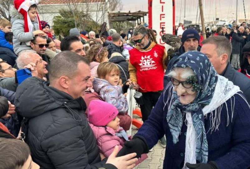 PESCARA: LA BEFANA CHE VIENE DAL MARE TORNA A PORTARE DONI AI BAMBINI
