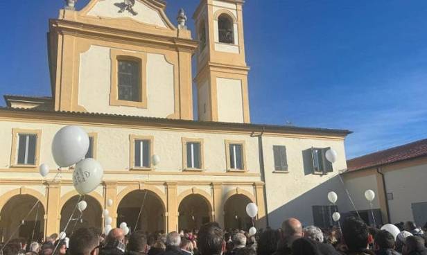 ALPINISTI MORTI SUL GRAN SASSO: A SANTARCANGELO DI ROMAGNA I FUNERALI DI LUCA E CRISTIAN