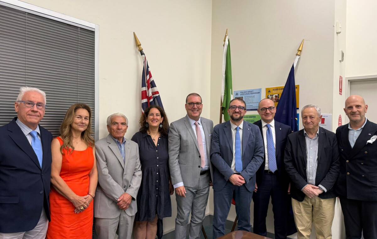 FONDI TORRE CIVICA L’AQUILA: CONSEGNATA DAL SINDACO UNA TARGA ALLA FONDAZIONE “AUSTRALIAN ABRUZZO”
