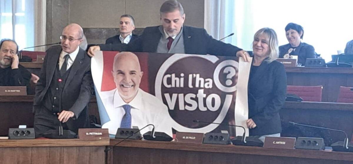 PESCARA: PETTINARI ESPONE CARTELLO “CHI L’HA VISTO” CONTRO SINDACO. LEGA, “SCENEGGIATA”
