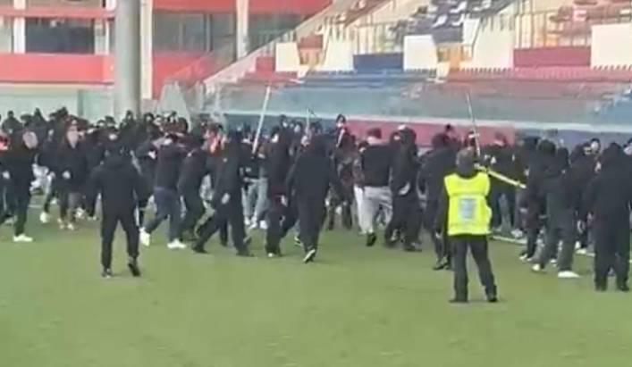 L’AQUILA: CAOS E SCONTRI ALLO STADIO, TIFOSI IN CAMPO, “QUALE GESTIONE SICUREZZA?”