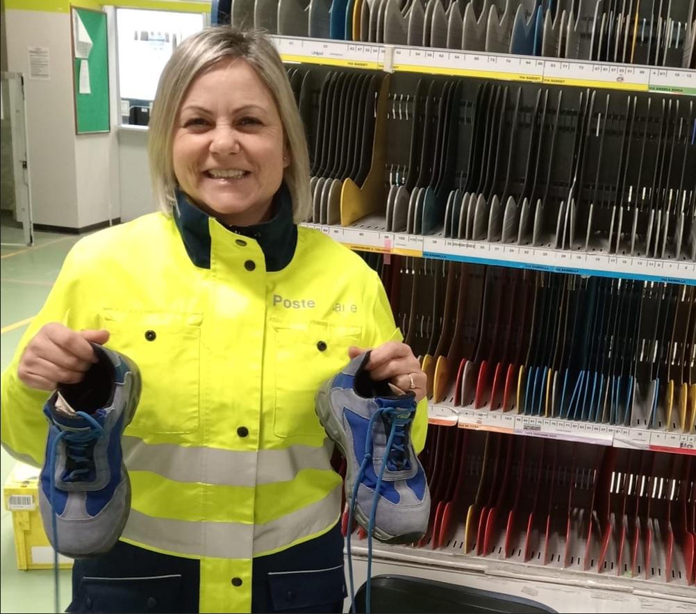 POSTE: LE SCARPE DEI PORTALETTERE ABRUZZESI RICICLATE PER PAVIMENTARE AREE GIOCO DEI BAMBINI