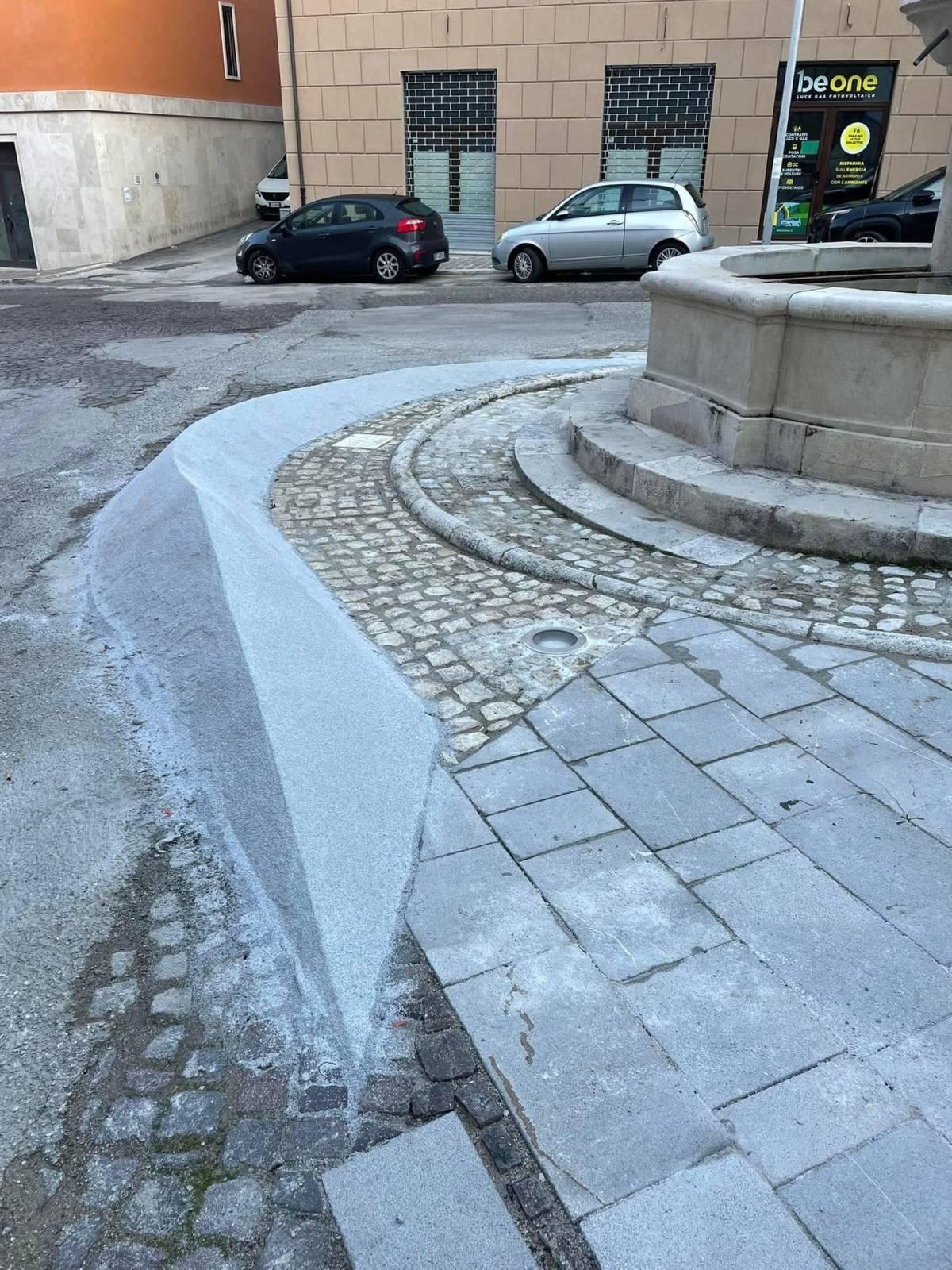 L’AQUILA: RIQUALIFICAZIONE PIAZZA FONTESECCO, ANCORA POLEMICHE SOCIAL, “UN APPICCICO…”
