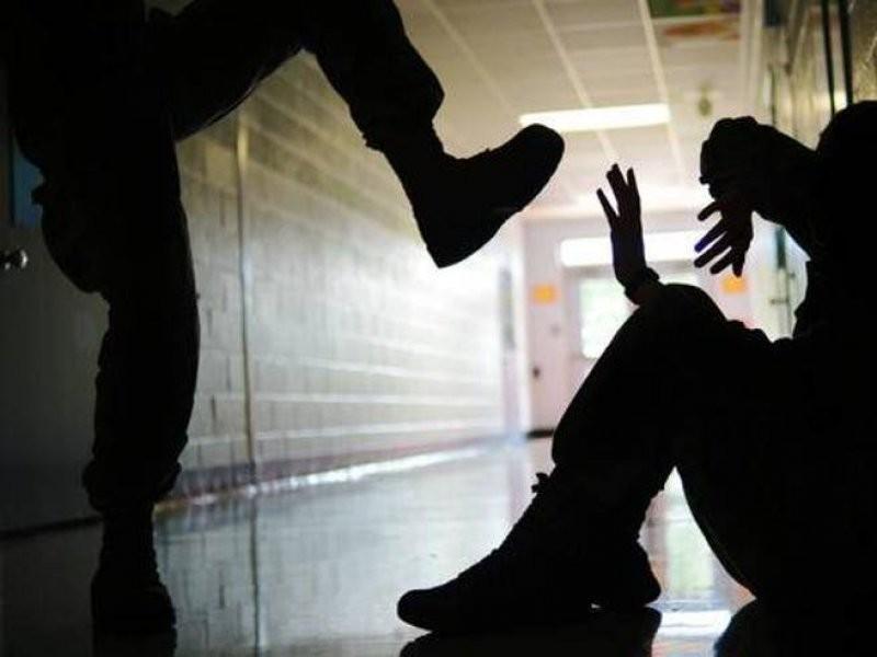 L’AQUILA: DOPO AVER PICCHIATO LA MADRE, BULLIZZA COMPAGNO DI SCUOLA, 19ENNE TORNA AI DOMICILIARI