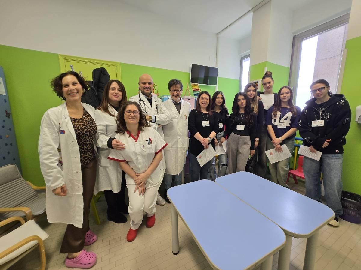 ATRI: LA SCUOLA OSPEDALIERA DEL SAN LIBERATORE VISITATA DA STUDENTI E DOCENTI ROMENI