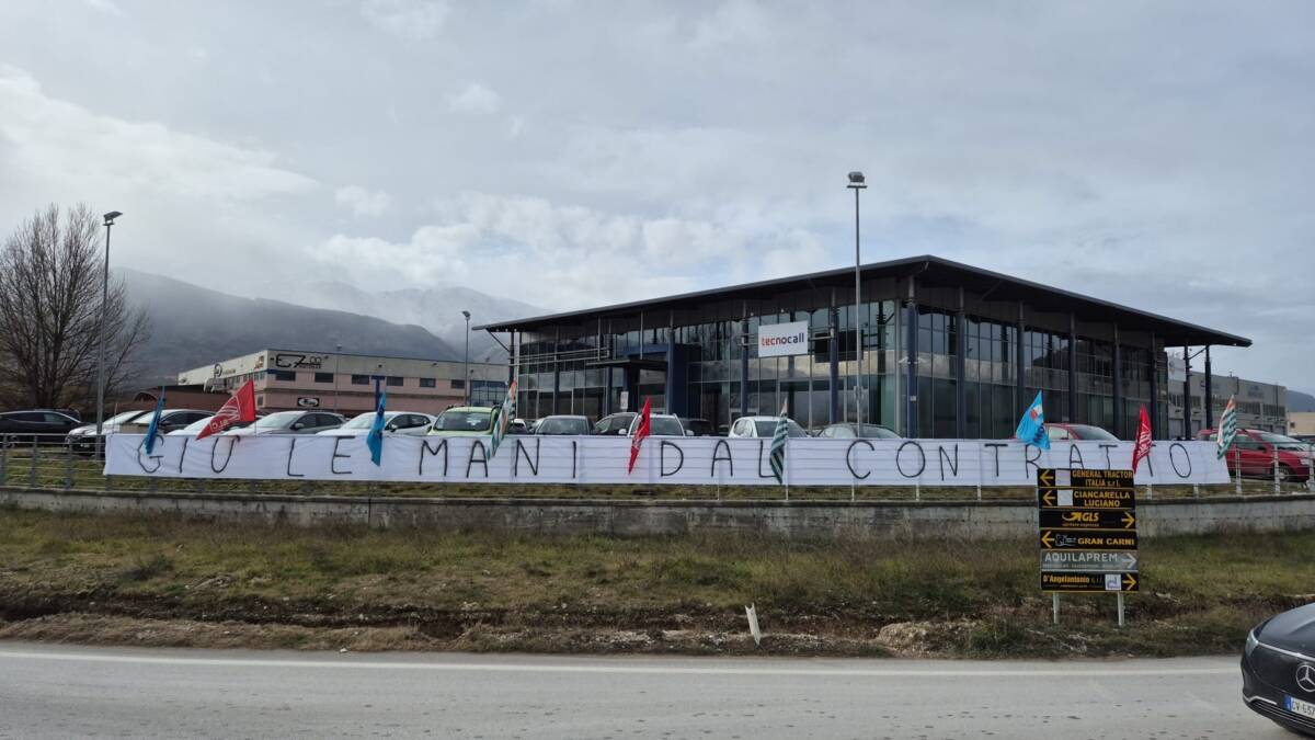 Lo striscione di protesta davanti alla sede aquilana della Tecnocall