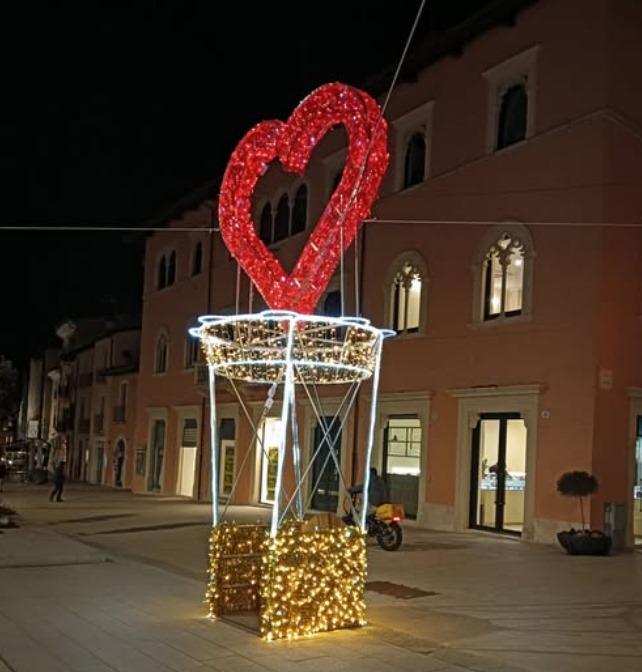 SAN VALENTINO: INSTALLAZIONI A FORMA DI CUORE NEL CENTRO STORICO DELL’AQUILA